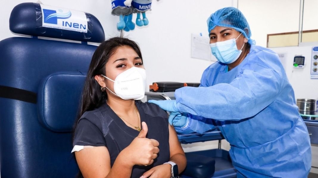 INEN fortalece la protección de pacientes oncológicos con más de 7,500 personas vacunadas en lo que va del año