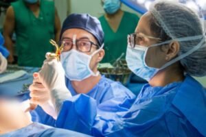 INEN realiza innovadora cirugía preventiva de mama en paciente de alto riesgo