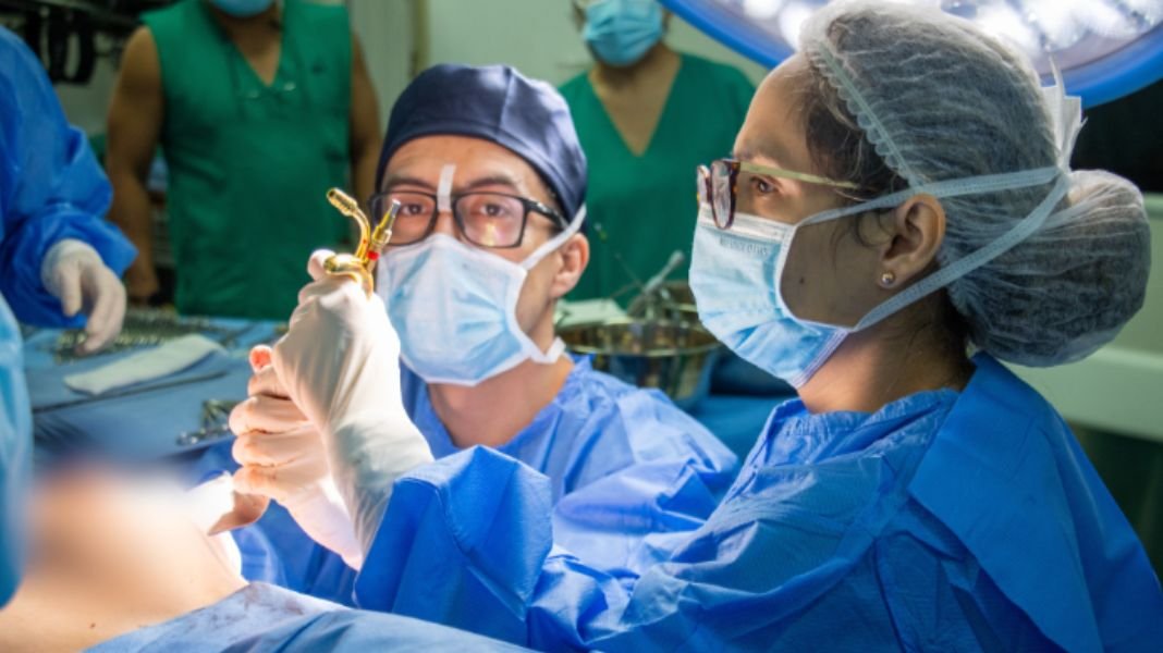 INEN realiza innovadora cirugía preventiva de mama en paciente de alto riesgo