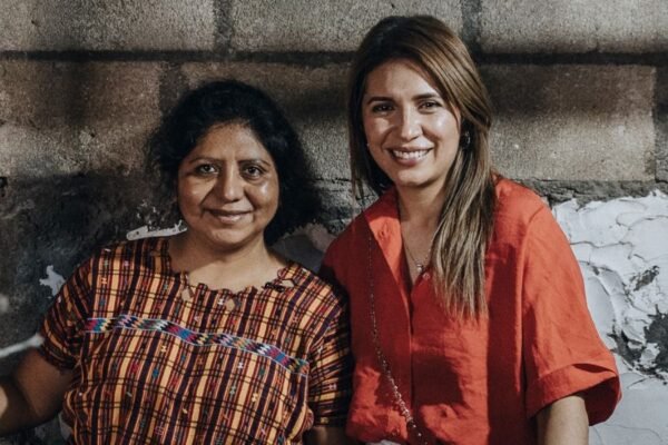 Gaby Bravo se une a Mercado Global para impulsar a más de 30 artesanas y microempresarias indígenas de Guatemala