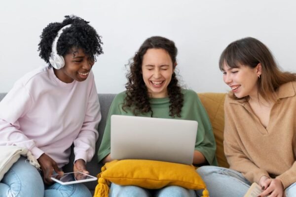 La IA deja de ser solo una herramienta: el 22% de los jóvenes latinoamericanos ya la usa como una amiga