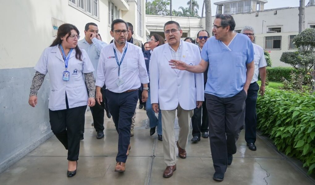 Ministro de Salud destaca innovación tecnológica del Hospital Dos de Mayo y respalda expansión del Sistema Web Galen