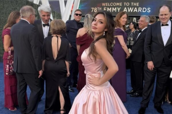 Mia Mcewen Brilla En La 78.ª Edición De Los Emmy Awards Como La Única Guatemalteca-Estadounidense En La Alfombra Roja