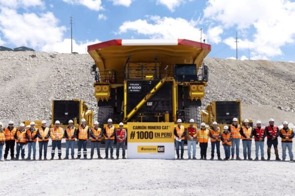 Ferreyros entrega el camión minero Caterpillar número 1,000 en el Perú