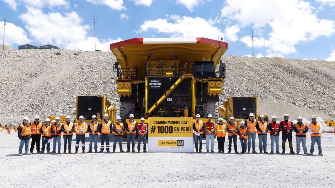 Ferreyros entrega el camión minero Caterpillar número 1,000 en el Perú