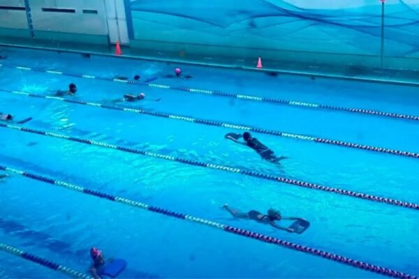 Clases de natación se adelantan por El Niño Costero y elevan la demanda de piscinas
