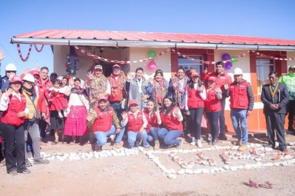Ministro de Vivienda entrega 117 casitas rurales Wasiymi a familias de Caracoto y Pucará, región Puno