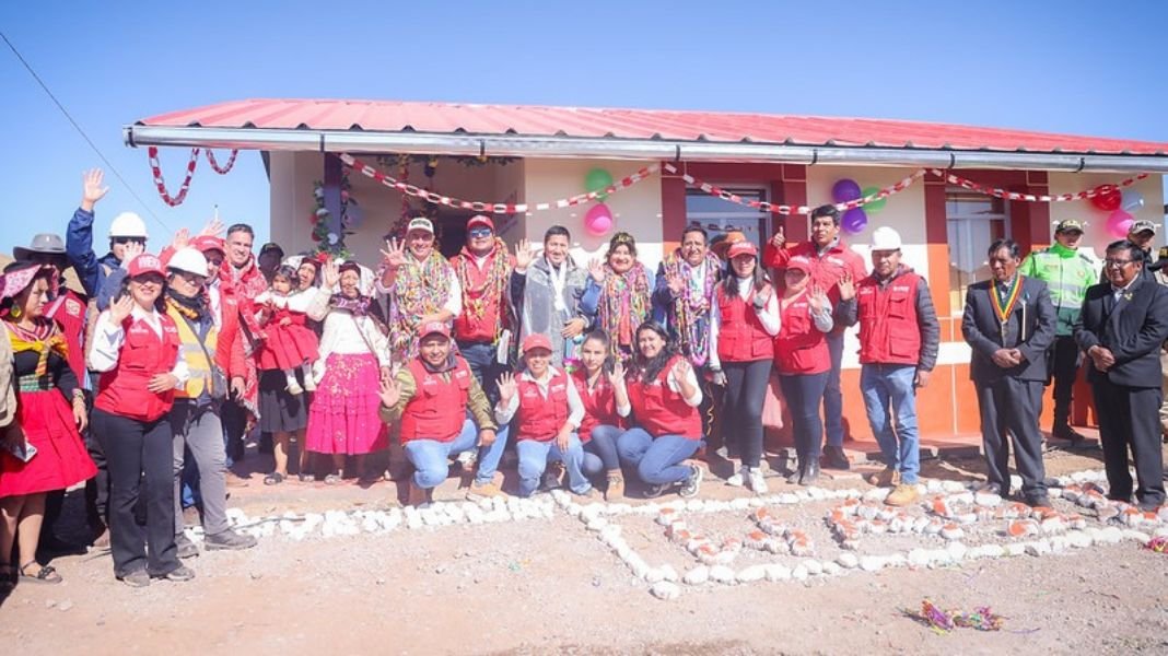 Ministro de Vivienda entrega 117 casitas rurales Wasiymi a familias de Caracoto y Pucará, región Puno