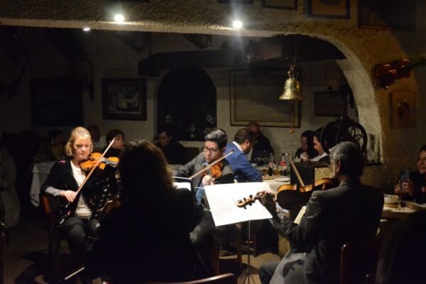 Don Vito celebra 45 años de tradición italiana con música de cámara en vivo