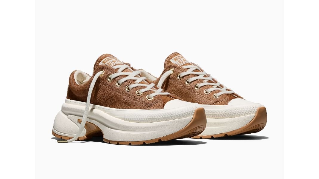 "Pony hair: La nueva tendencia de textura en zapatillas que Converse redefine"