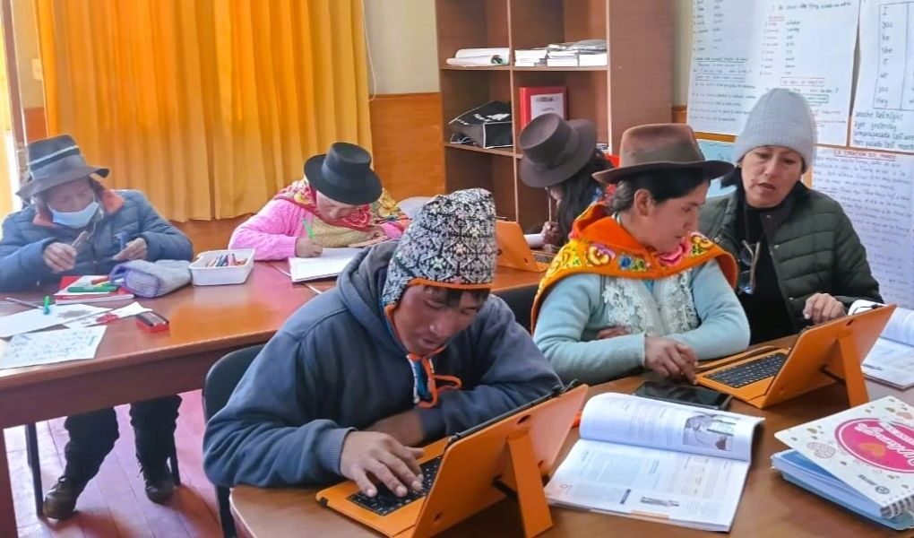 Más de 1600 jóvenes y adultos de centros poblados culminan su educación básica con iniciativa CEBA Tambo