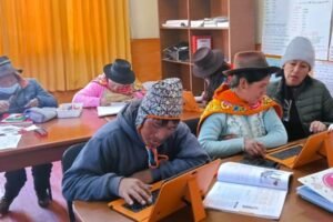 Más de 1600 jóvenes y adultos de centros poblados culminan su educación básica con iniciativa CEBA Tambo