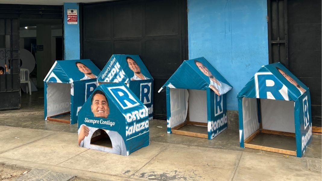 Cieneguilla: transforman material electoral en refugios para mascotas en abandono y bolsas de compra para madres de ollas comunes