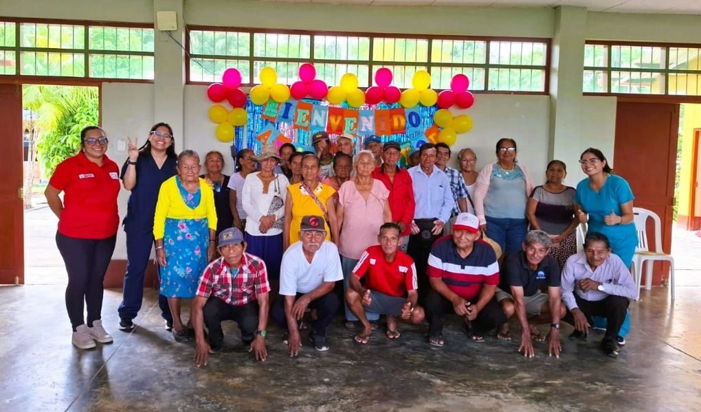 Entre pinceles, canciones y bailes, abuelitos de Alto Nanay fortalecen cuerpo y mente en talleres del Programa PAIS