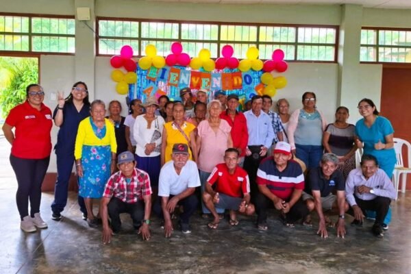 Entre pinceles, canciones y bailes, abuelitos de Alto Nanay fortalecen cuerpo y mente en talleres del Programa PAIS