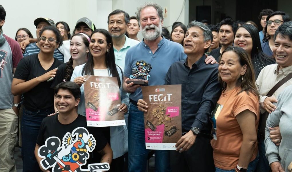 Javier Valdés conquista Trujillo: el Fecit 2026 le rinde homenaje y el público lo acoge con aplausos por su gran trayectoria