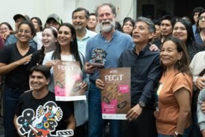 Javier Valdés conquista Trujillo: el Fecit 2026 le rinde homenaje y el público lo acoge con aplausos por su gran trayectoria
