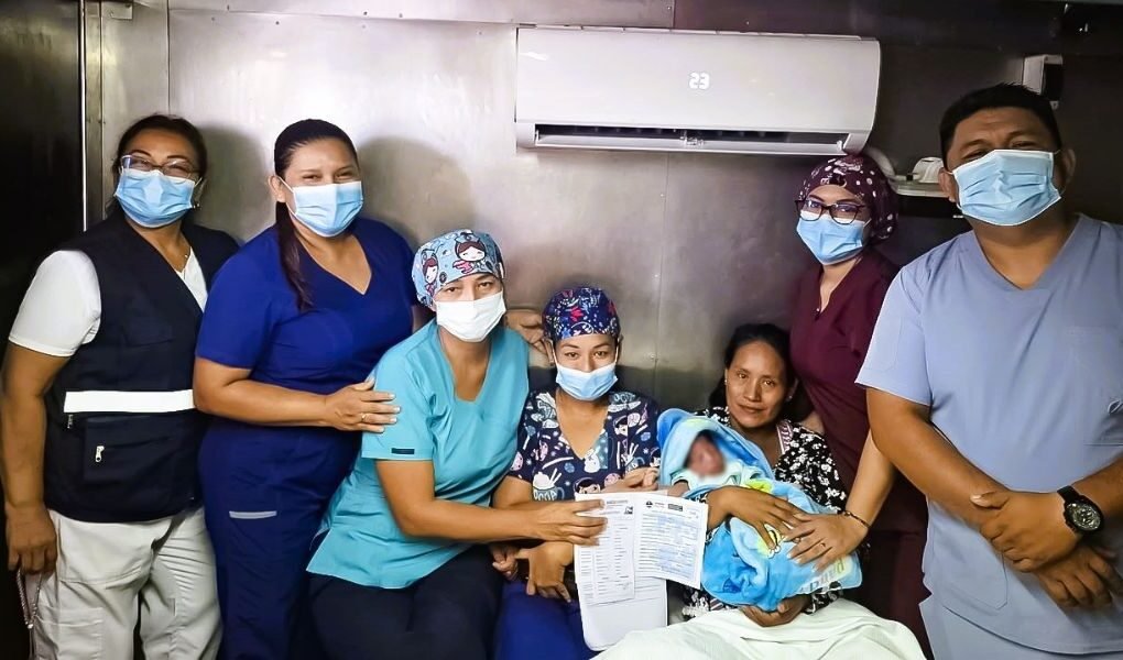 Bebé nace a bordo de una PIAS y recibe su SIS y partida en sus primeras horas