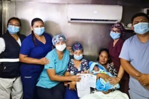 Bebé nace a bordo de una PIAS y recibe su SIS y partida en sus primeras horas