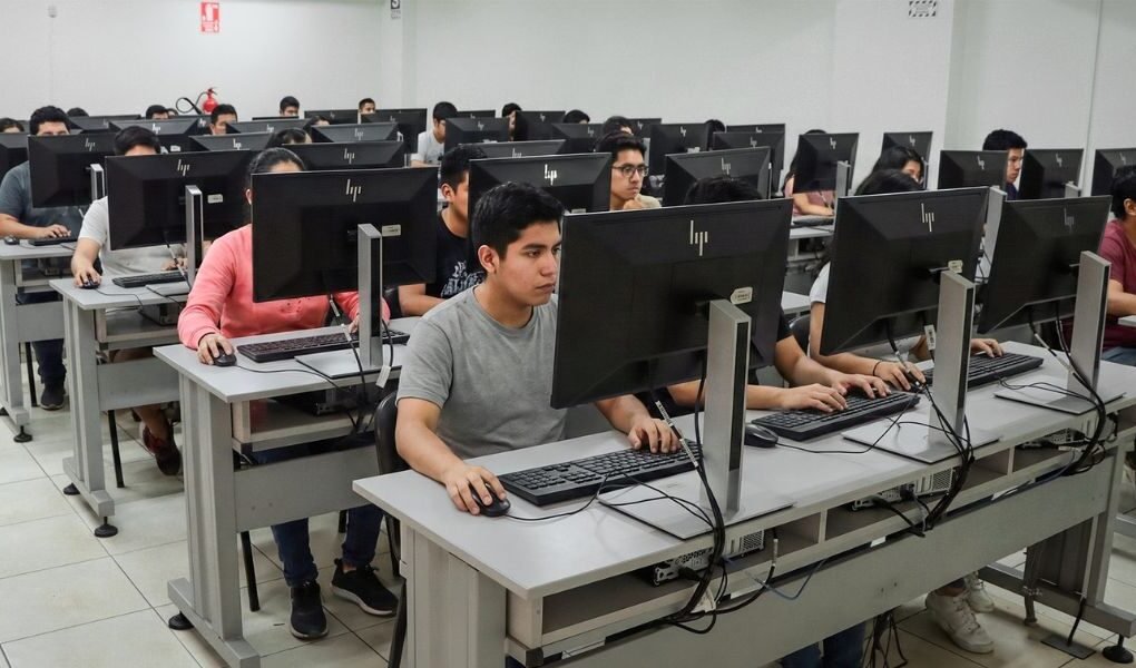 IA en la universidad: cinco capacidades que los estudiantes necesitan para resolver problemas reales