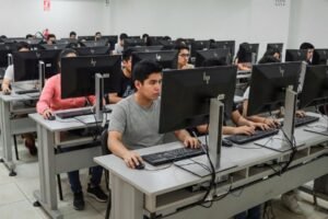 IA en la universidad: cinco capacidades que los estudiantes necesitan para resolver problemas reales