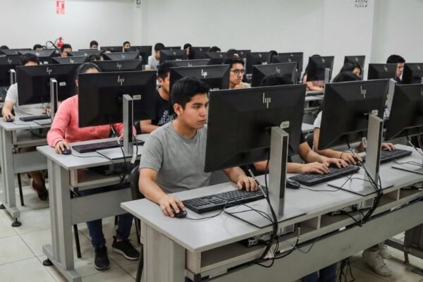 IA en la universidad: cinco capacidades que los estudiantes necesitan para resolver problemas reales