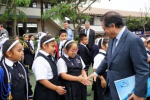 Minedu restringe el uso de celulares en colegios para mejorar los aprendizajes y convivencia escolar