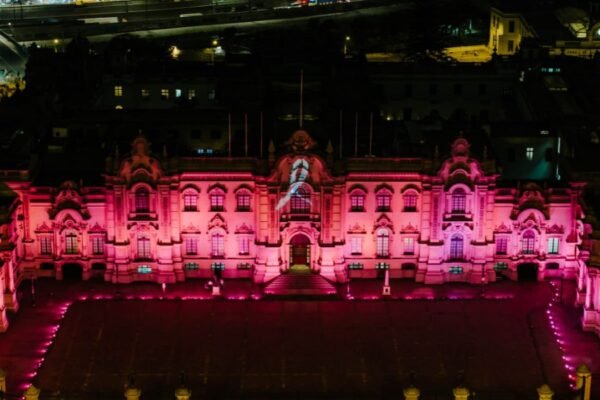Palacio de Gobierno y Palacio Municipal de Lima se iluminan de rosa por la prevención del cáncer de mama impulsada por la Compañía Estee Lauder